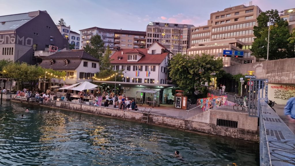 Limmat folyóban úszkáló emberek